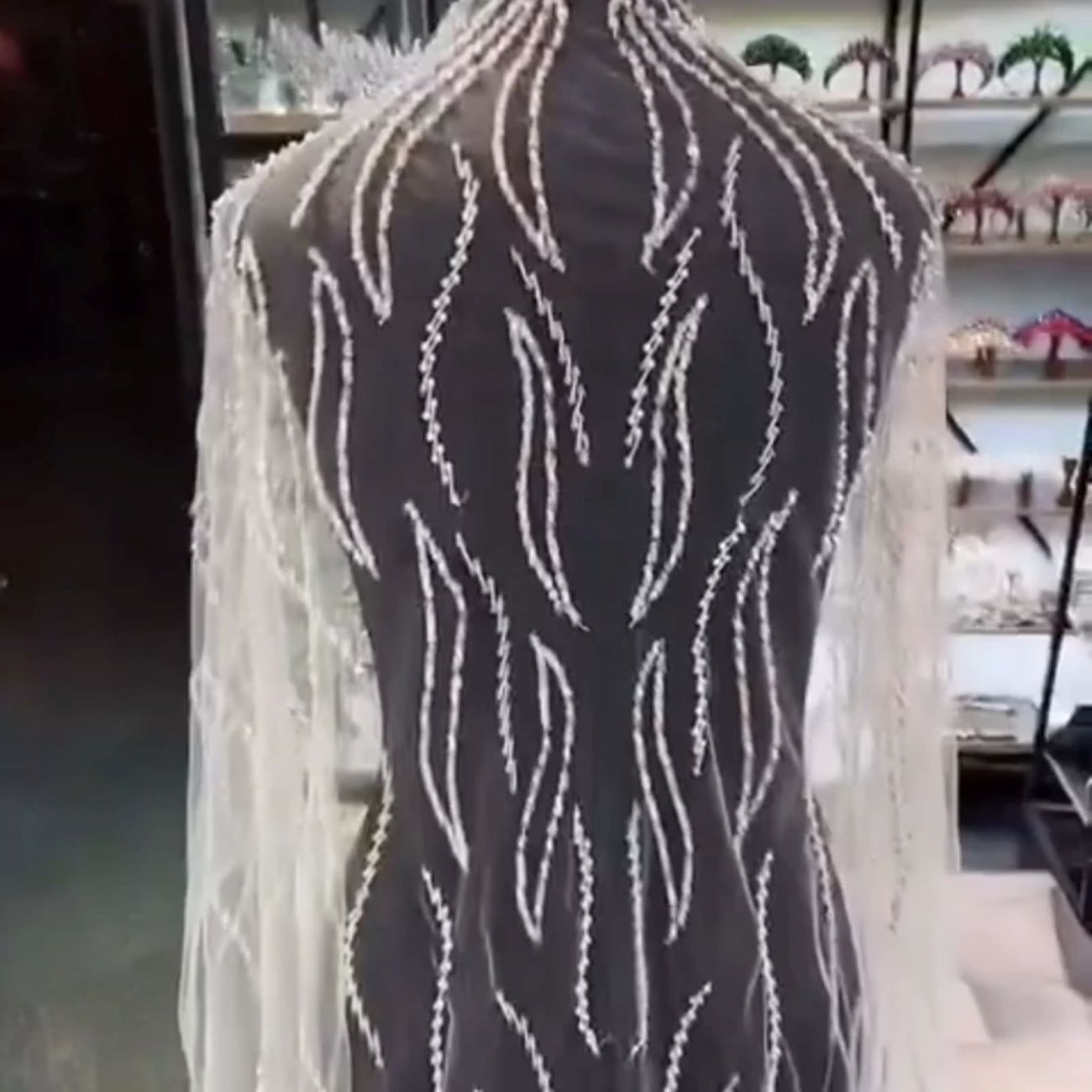 手工象牙色婚礼头纱 – 教堂长度，完美搭配蕾丝或缎面礼服