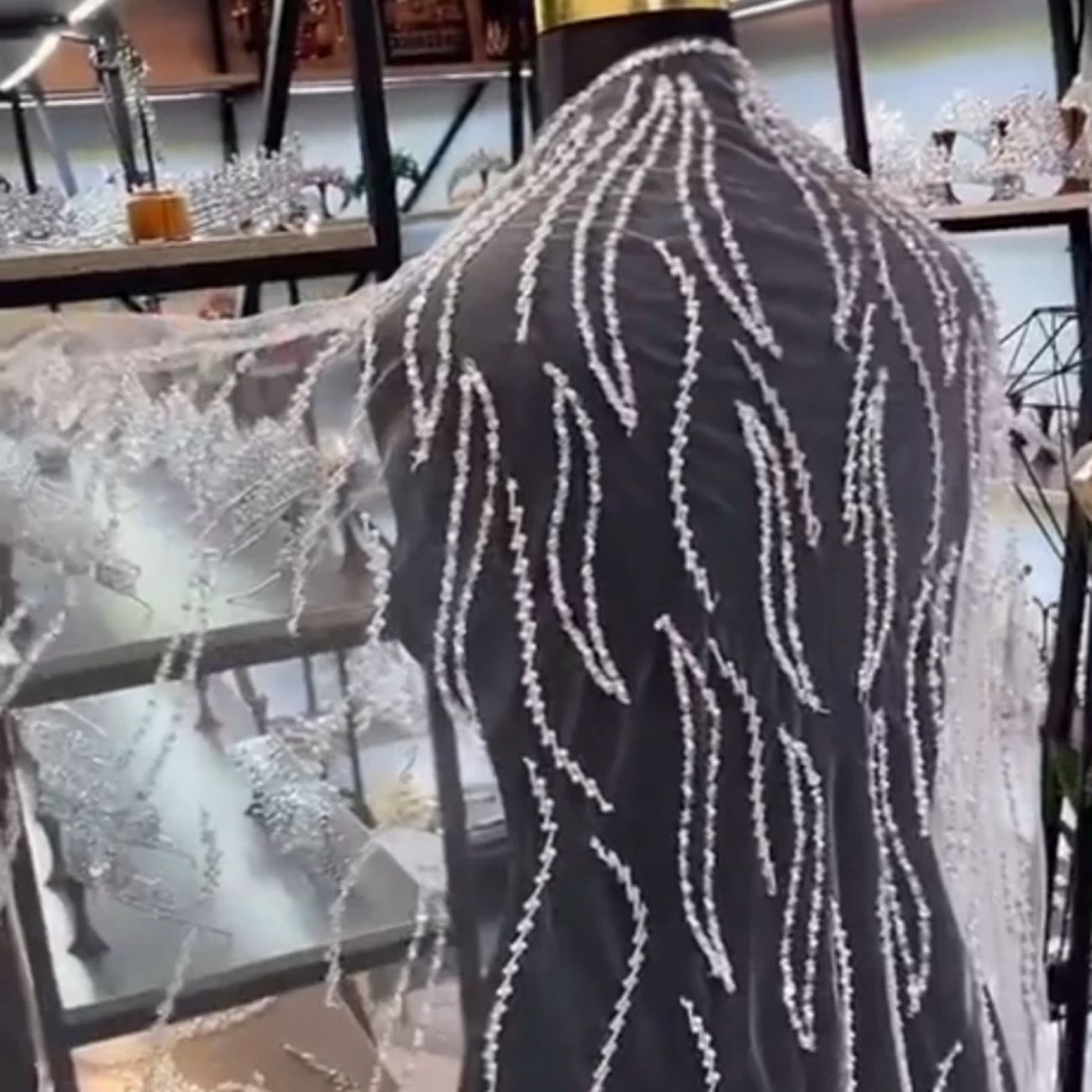 Main image of 手工象牙色婚礼头纱 – 教堂长度，完美搭配蕾丝或缎面礼服