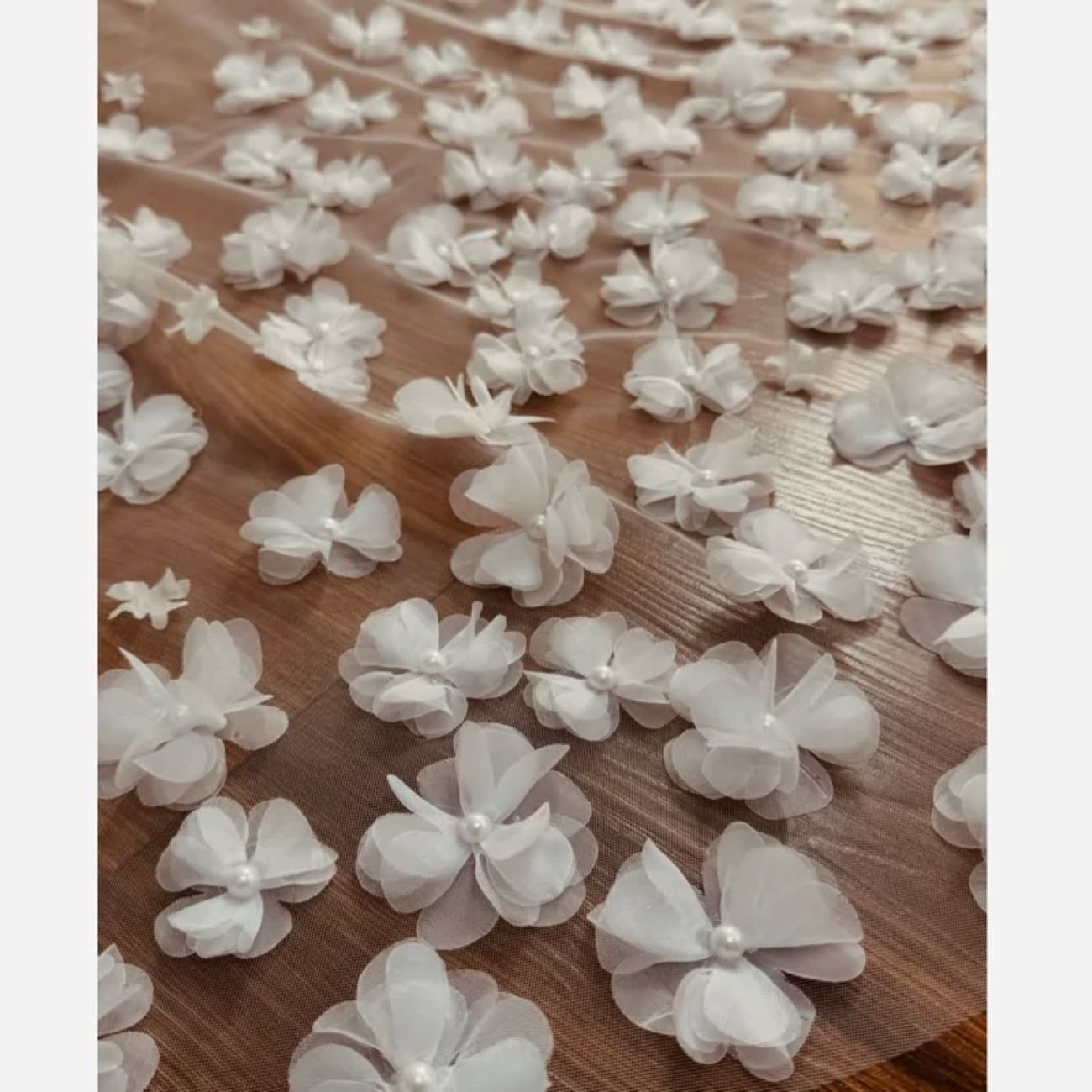 手工薄纱新娘头纱，精美刺绣花卉细节，长 150 厘米