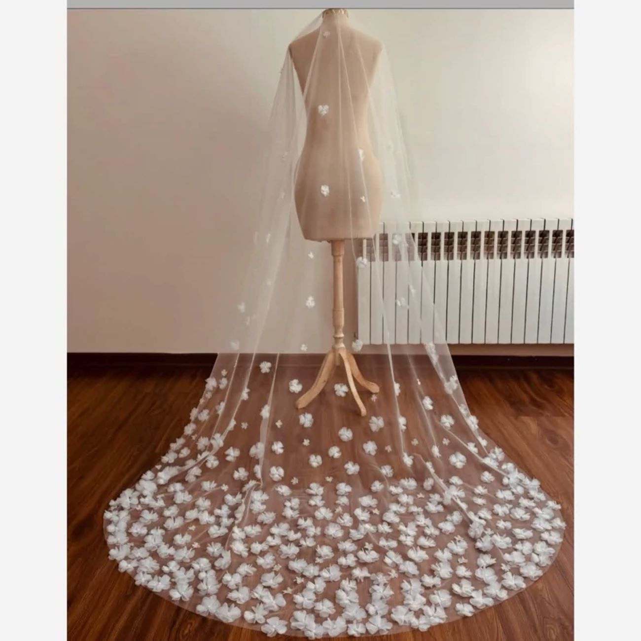 Main image of 手工薄纱新娘头纱，精美刺绣花卉细节，长 150 厘米