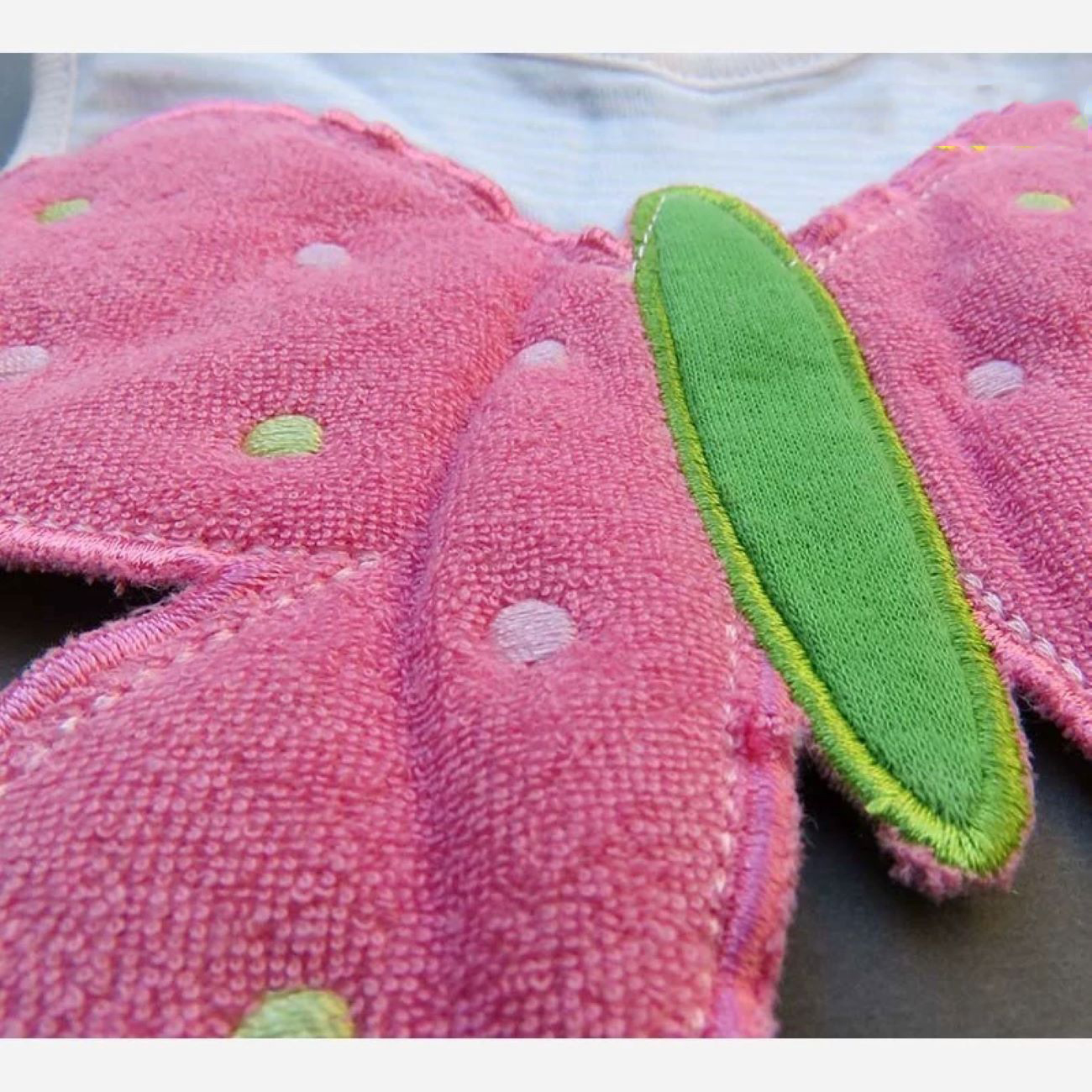 三层婴儿围嘴 – 蝴蝶卡通图案