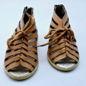 儿童时尚漆皮礼服凉鞋 – 舒适又别致