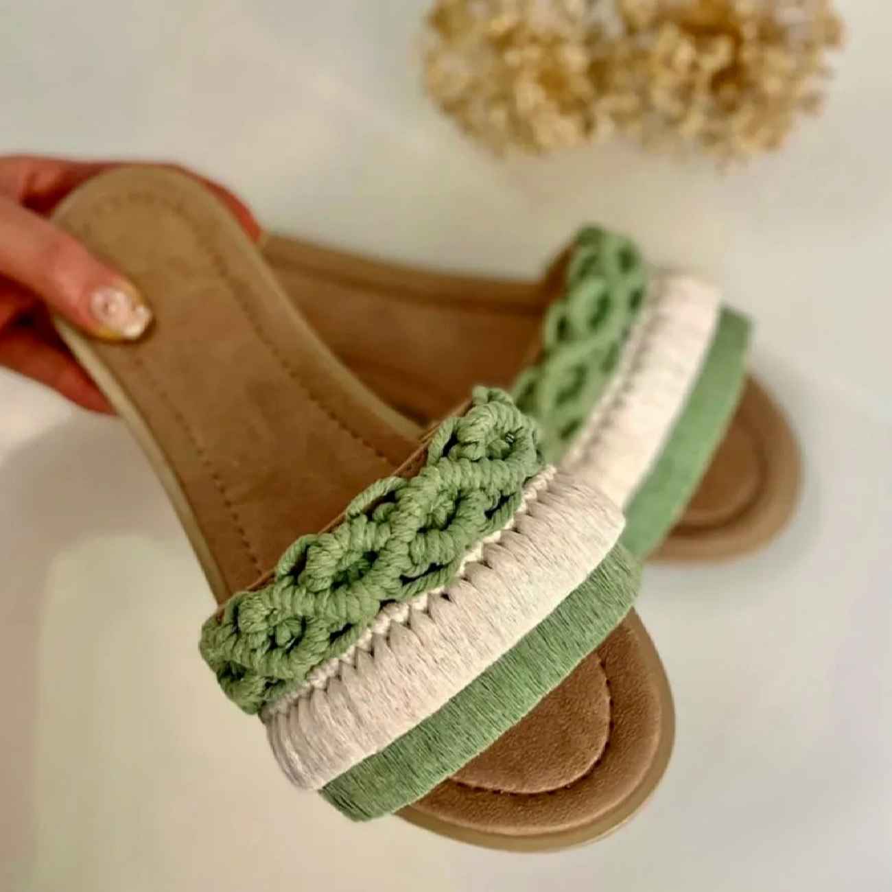 轻盈柔韧的编织拖鞋 — 室内招待或家中客人的时尚之选