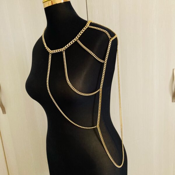 One Sided Body Chain – Suitable for Parties and Bold Styling