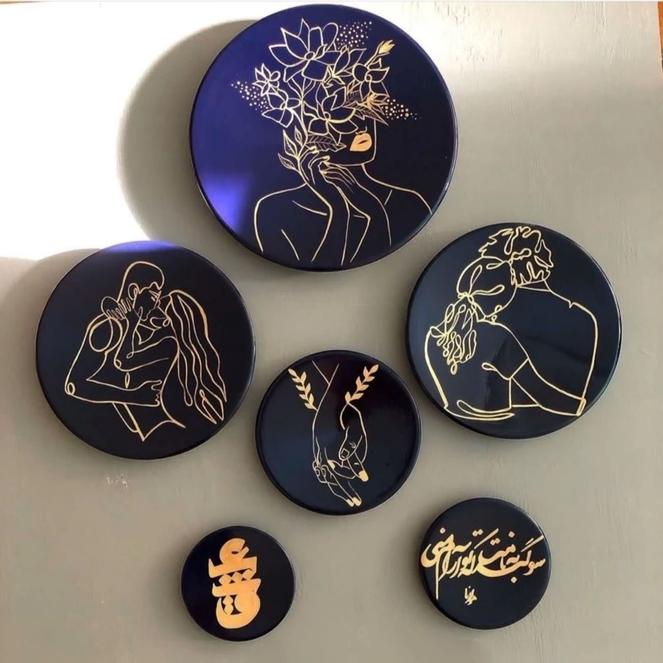 陶瓷壁盘 – 恋人、诗歌与拥抱图案(6件)