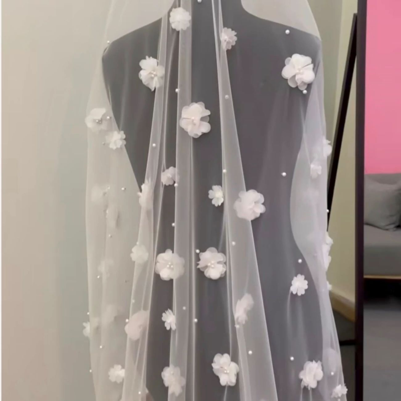 柔软纱质婚纱头纱,花卉蕾丝贴花,大教堂拖尾——优雅高贵