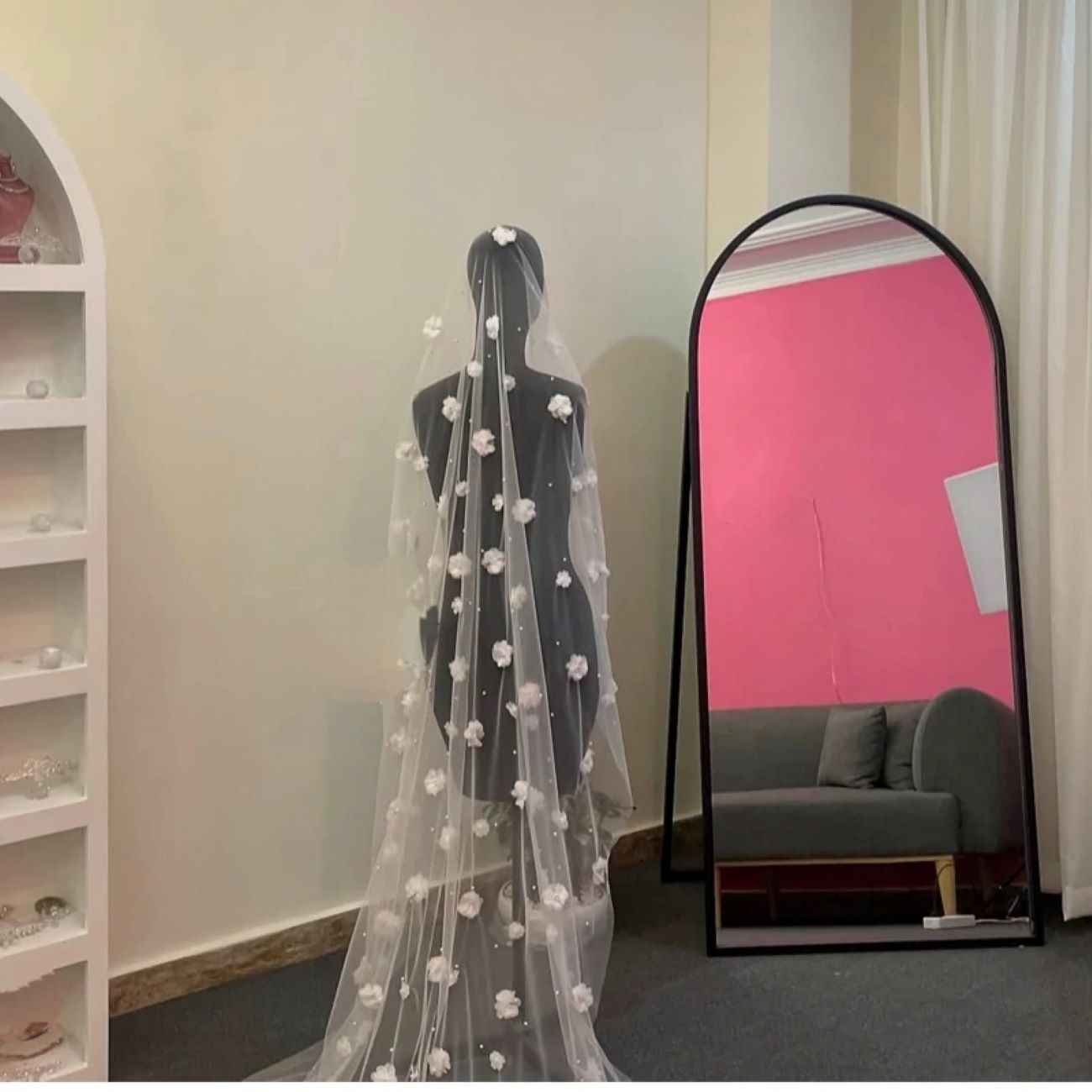 Main image of 柔软纱质婚纱头纱，花卉蕾丝贴花，大教堂拖尾——优雅高贵