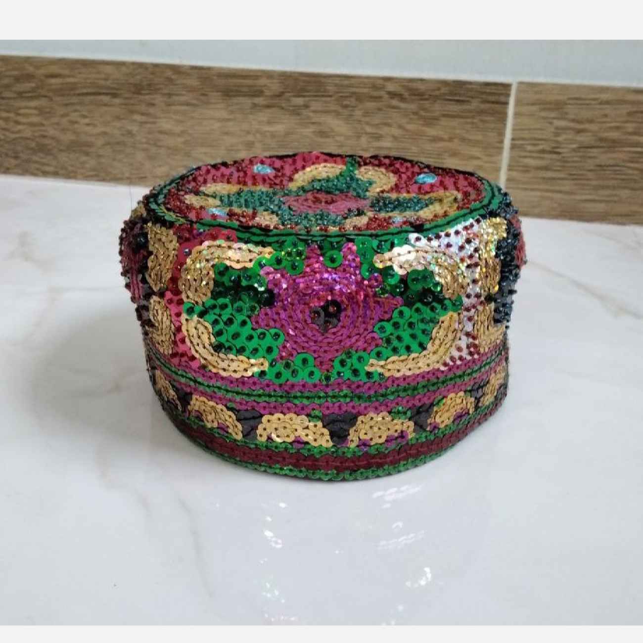 Main image of 传统亮片刺绣帽 – 节日及夜晚活动完美