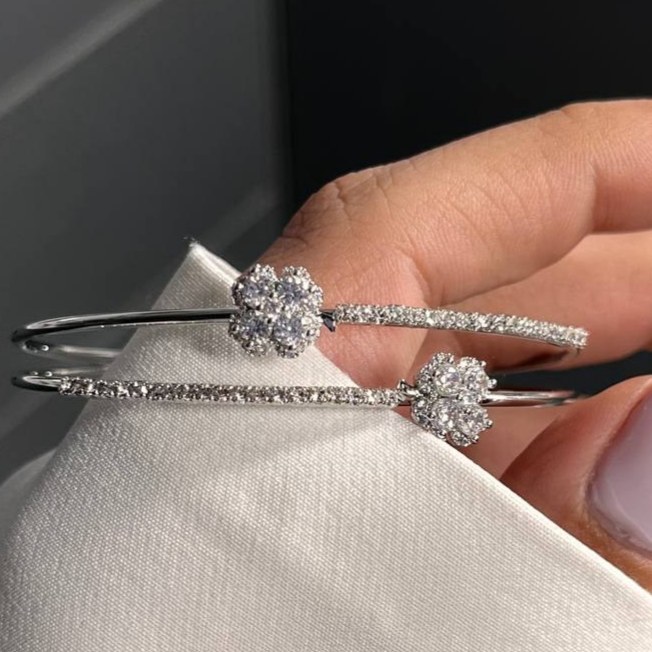 女士双排手镯 – 镶满宝石并带花卉设计