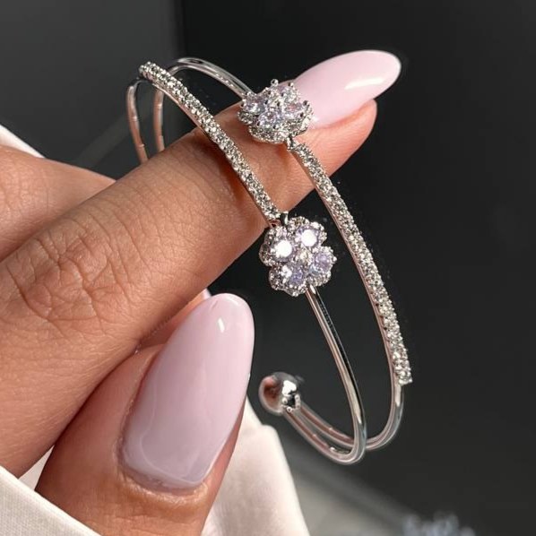 Main image of 女士双排手镯 – 镶满宝石并带花卉设计