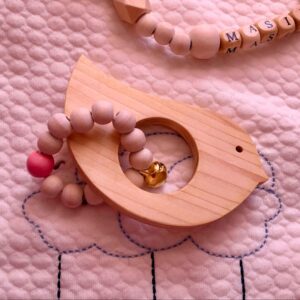 木制珠珠婴儿摇铃 – 适合早期运动技能发展