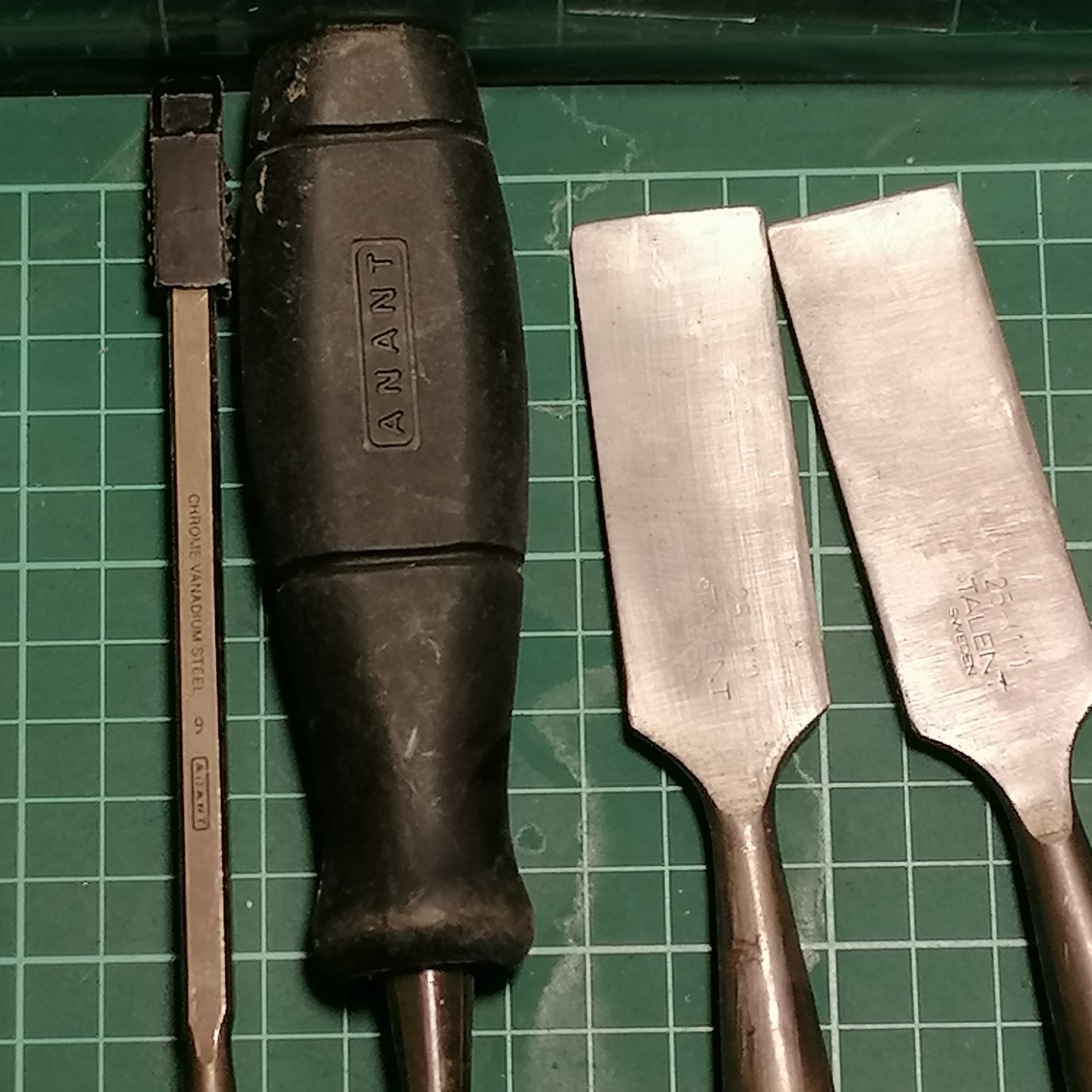 木雕凿子套装,12种不同样式——平凿、V形、勺形、弯形,配皮革盒