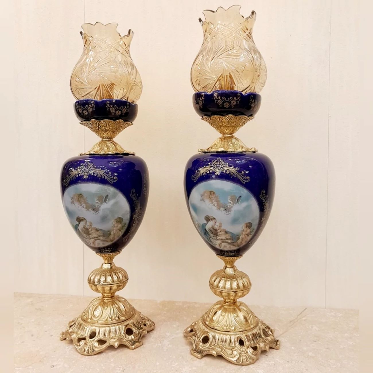 Main image of 黄铜烛台搭配陶瓷——独特而引人注目的作品