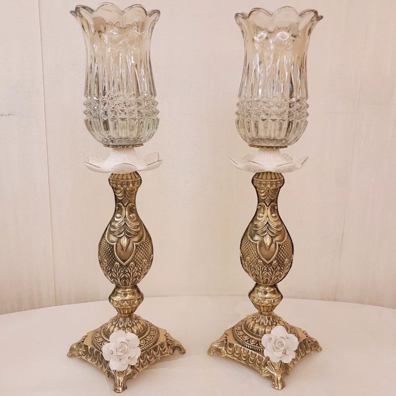 Main image of 青铜烛台配白色花朵设计