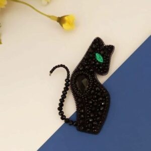 迷人串珠猫胸针 – 可爱多彩