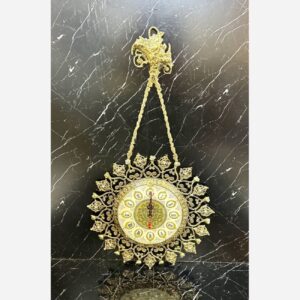 迷人黄铜挂钟 – 装饰性花卉细节与吊饰