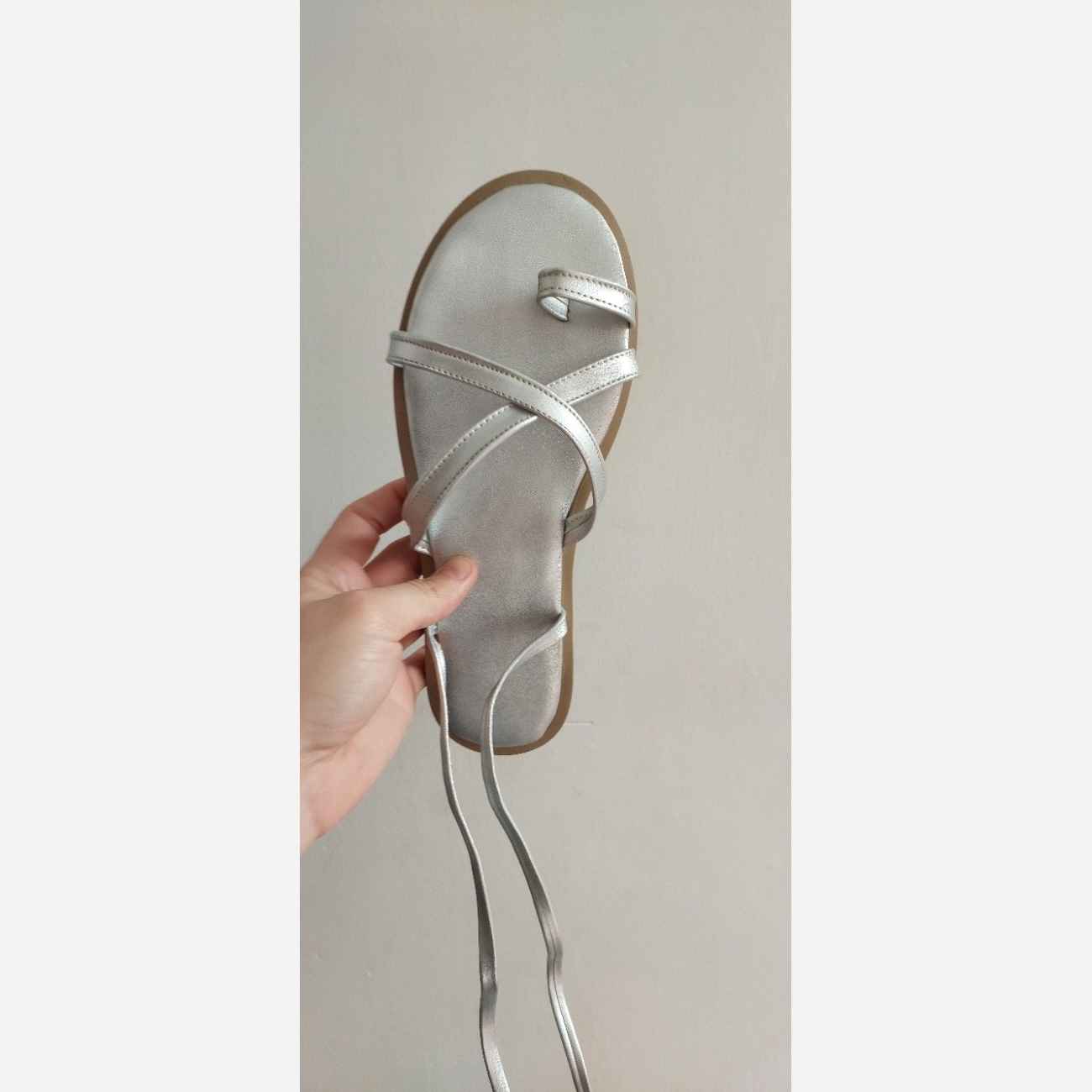 Main image of 舒适角斗士绑带凉鞋 — 时尚耐用设计，银色款