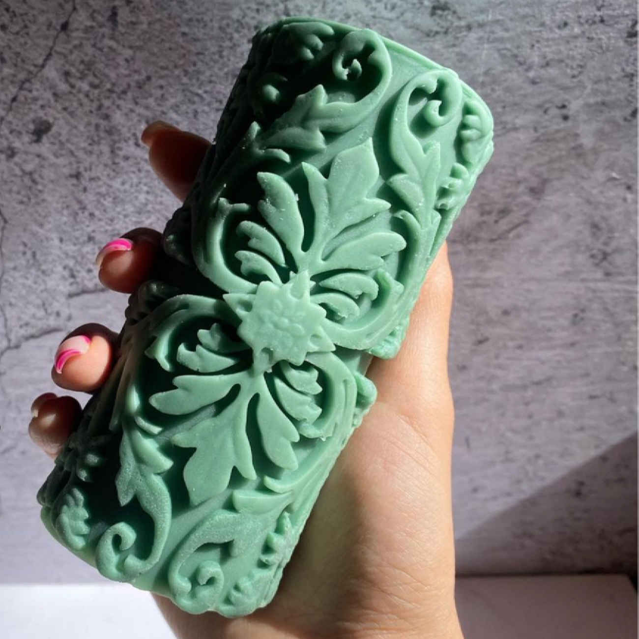 优雅蜡烛模具——适合自制带有雕刻圆柱设计的蜡烛