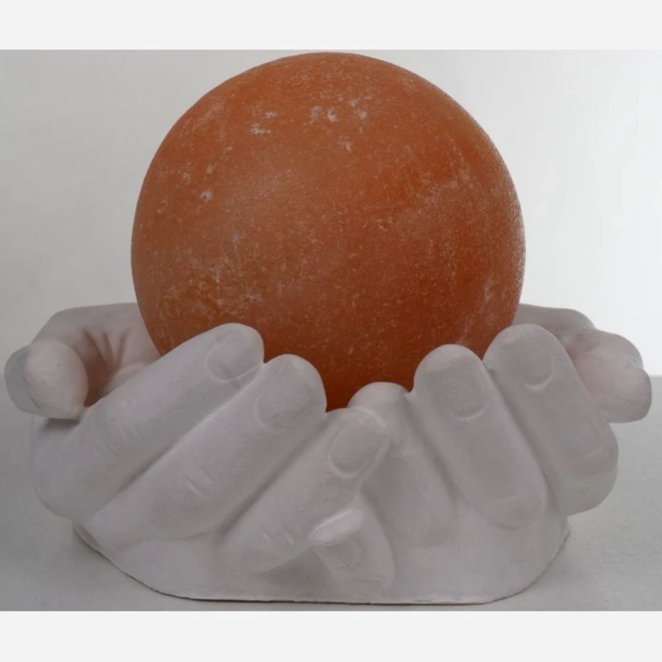 Main image of 优雅手工雕刻盐石球体台灯