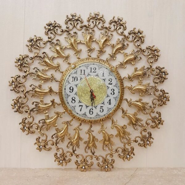 Elegant and Timeless Brass Wall Clock with Classic Design for a Refined Look