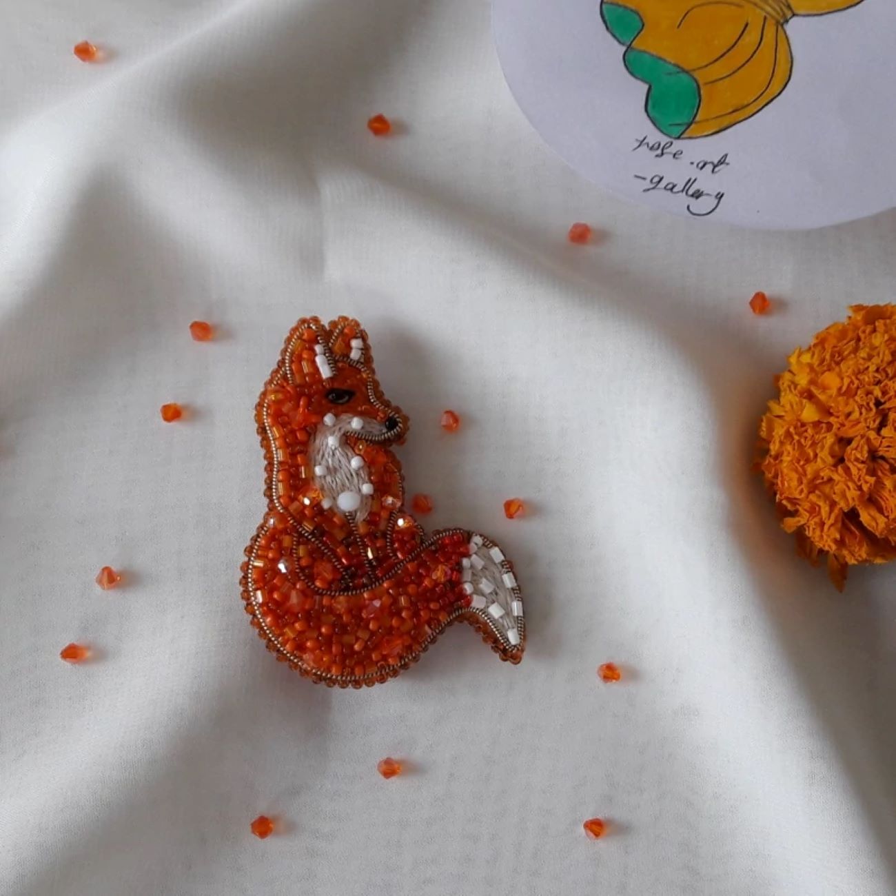 雄伟串珠狐狸胸针 – 高贵引人注目