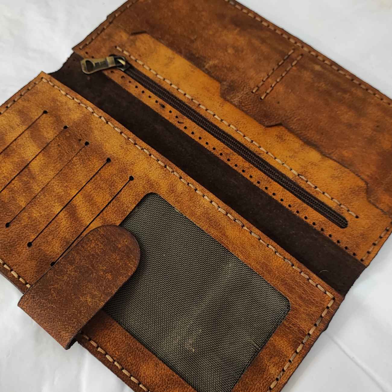 极简真皮钱包 – 耐用、优雅,配有多卡槽与现金隔层