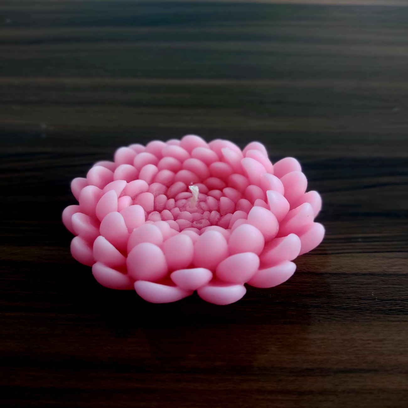 用于制作美丽手工蜡烛的硅胶模具，带花卉设计