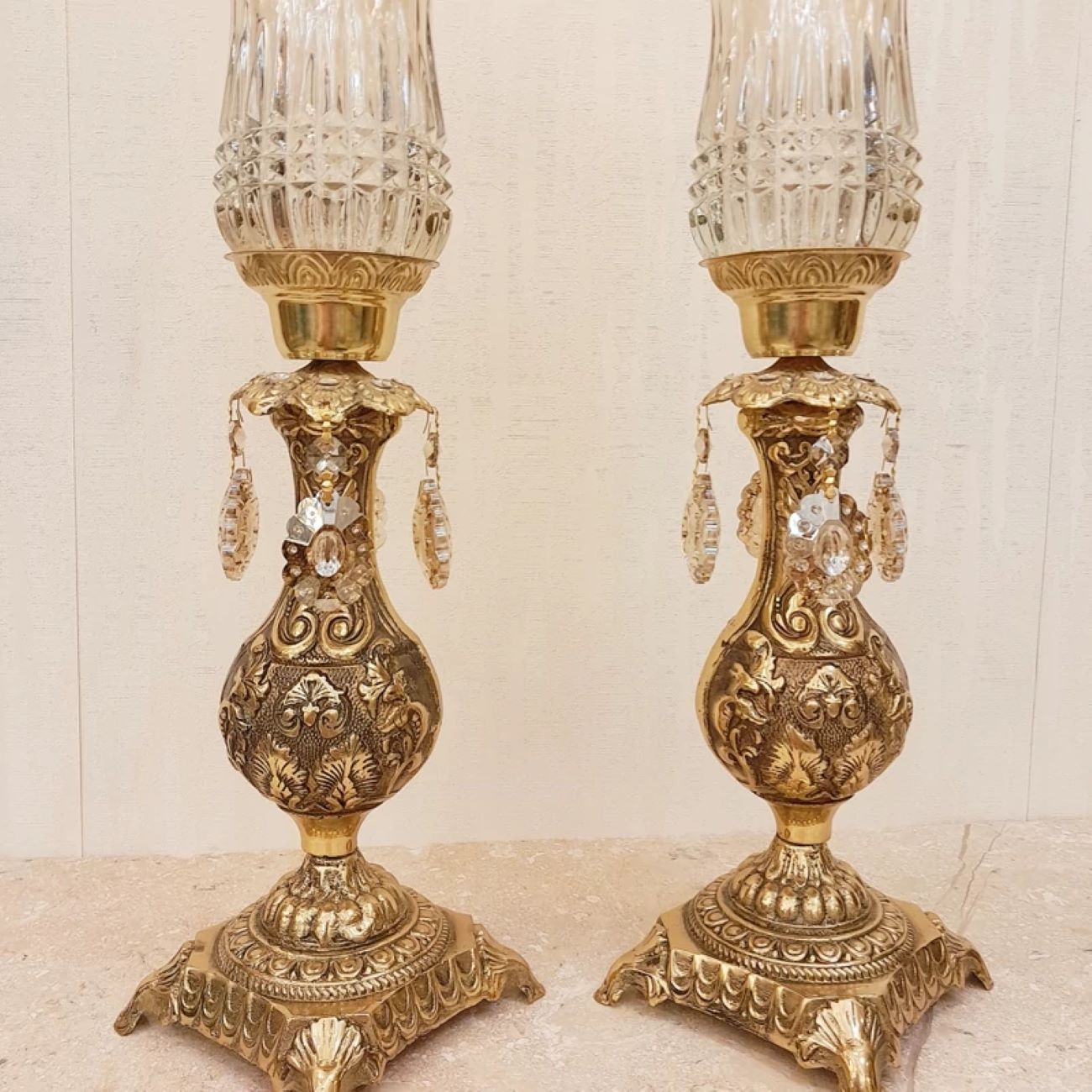 永恒经典的青铜烛台，饰以花卉细节