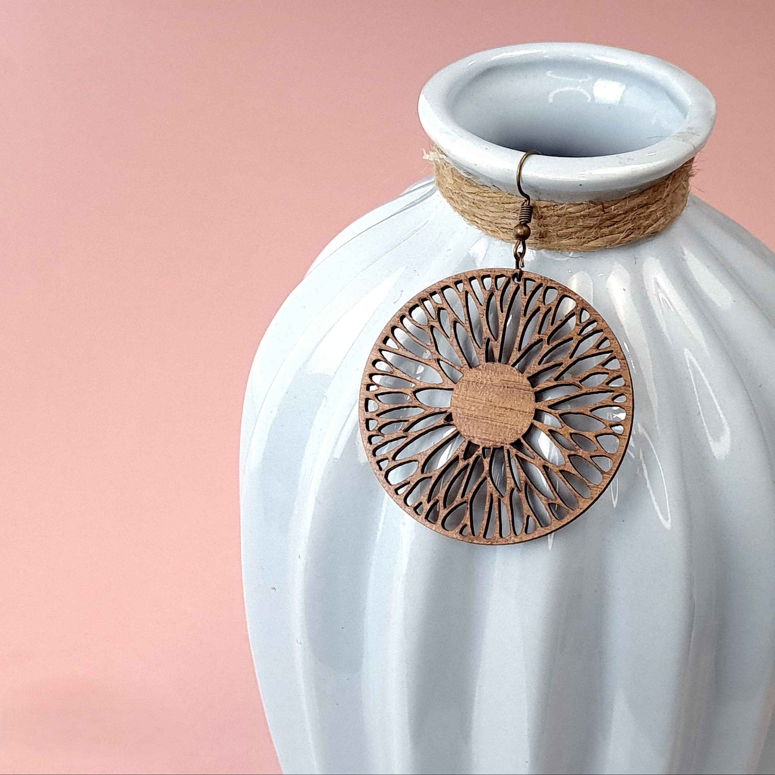 波西米亚木质耳环 – 轻盈手工首饰，献给自然爱好者