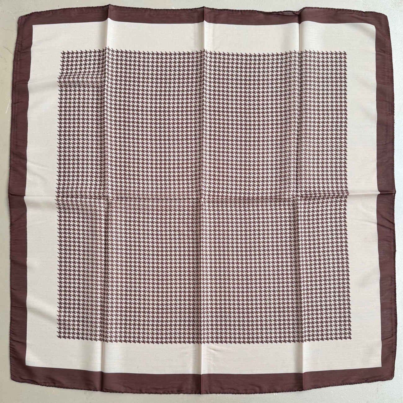 棕色迷你头巾 – 经典风格，日常佩戴