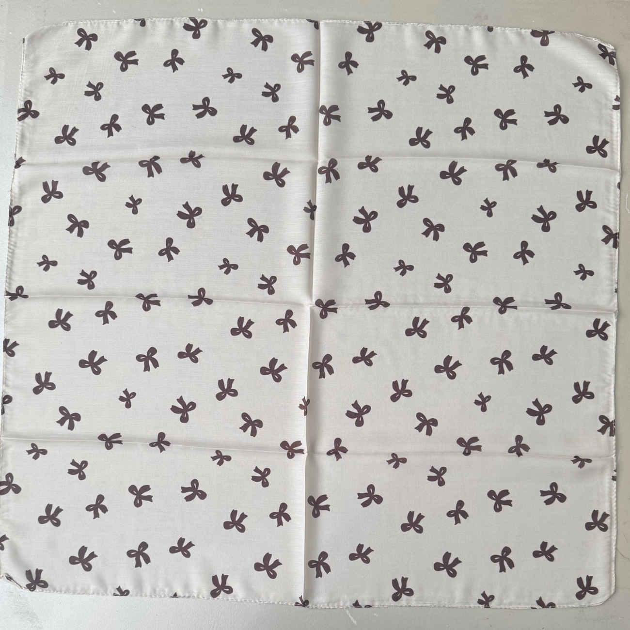 奶油色迷你头巾配蝴蝶结 – 可爱、干净且时尚