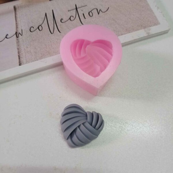 Cute & Compact - The Best 3D Mini Heart Candle Mold for Handmade Gifts (1)
