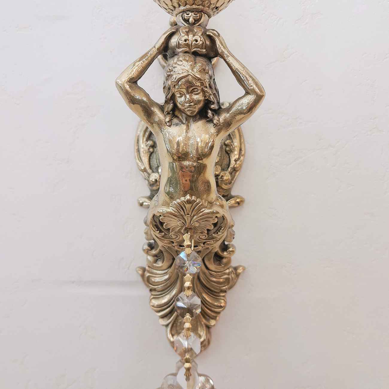 装饰性黄铜壁灯 – 独特且引人注目，雕塑式设计