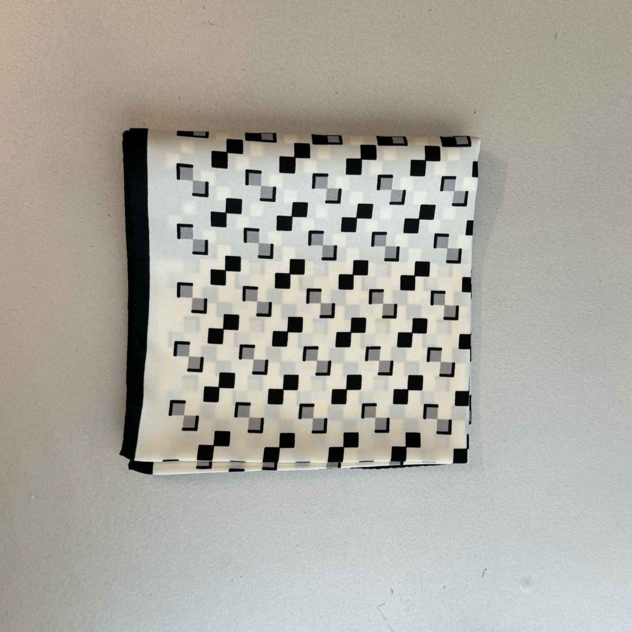 优雅黑白迷你围巾 – 永恒时尚配饰