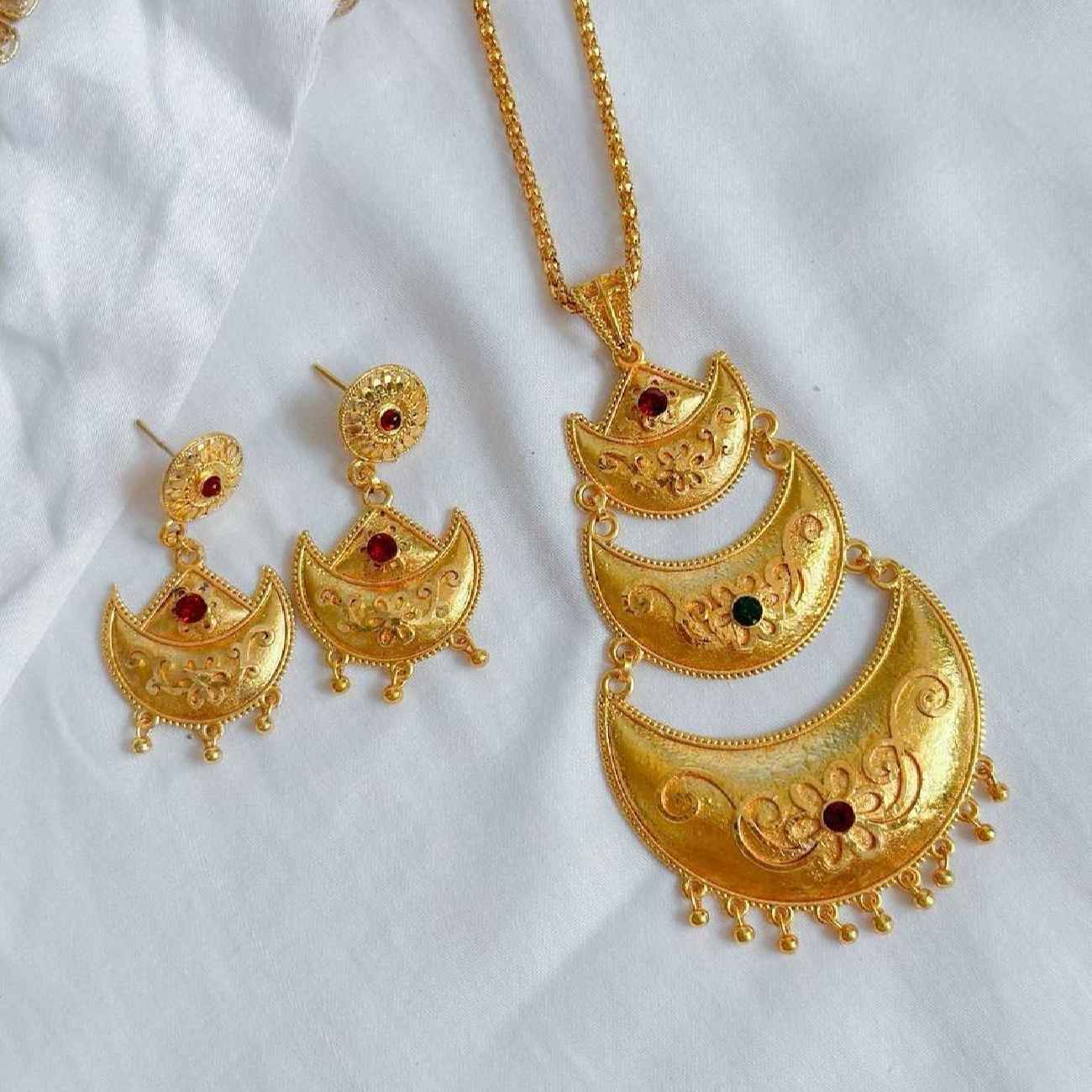 Main image of 优雅梅哈克黄铜项链套装配耳环