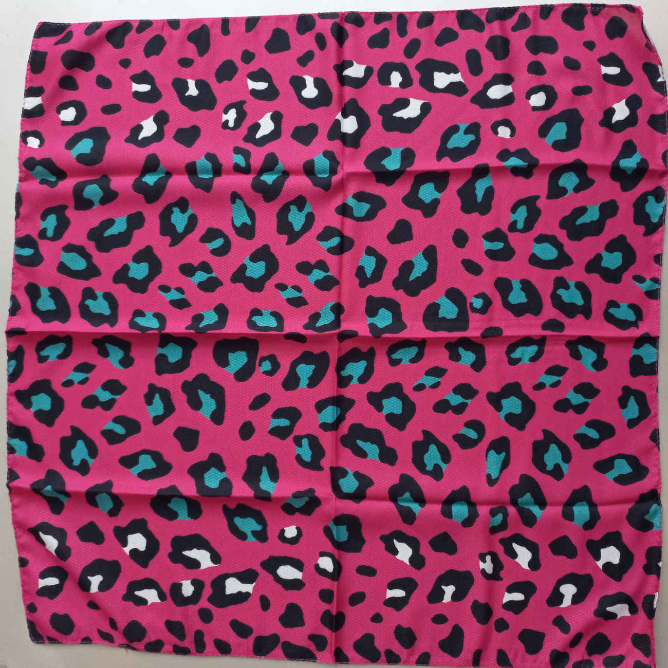 豹纹迷你围巾 – 粉色、蓝色与白色 – 时尚造型设计