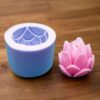 用精美莲花模具制作优雅蜡烛