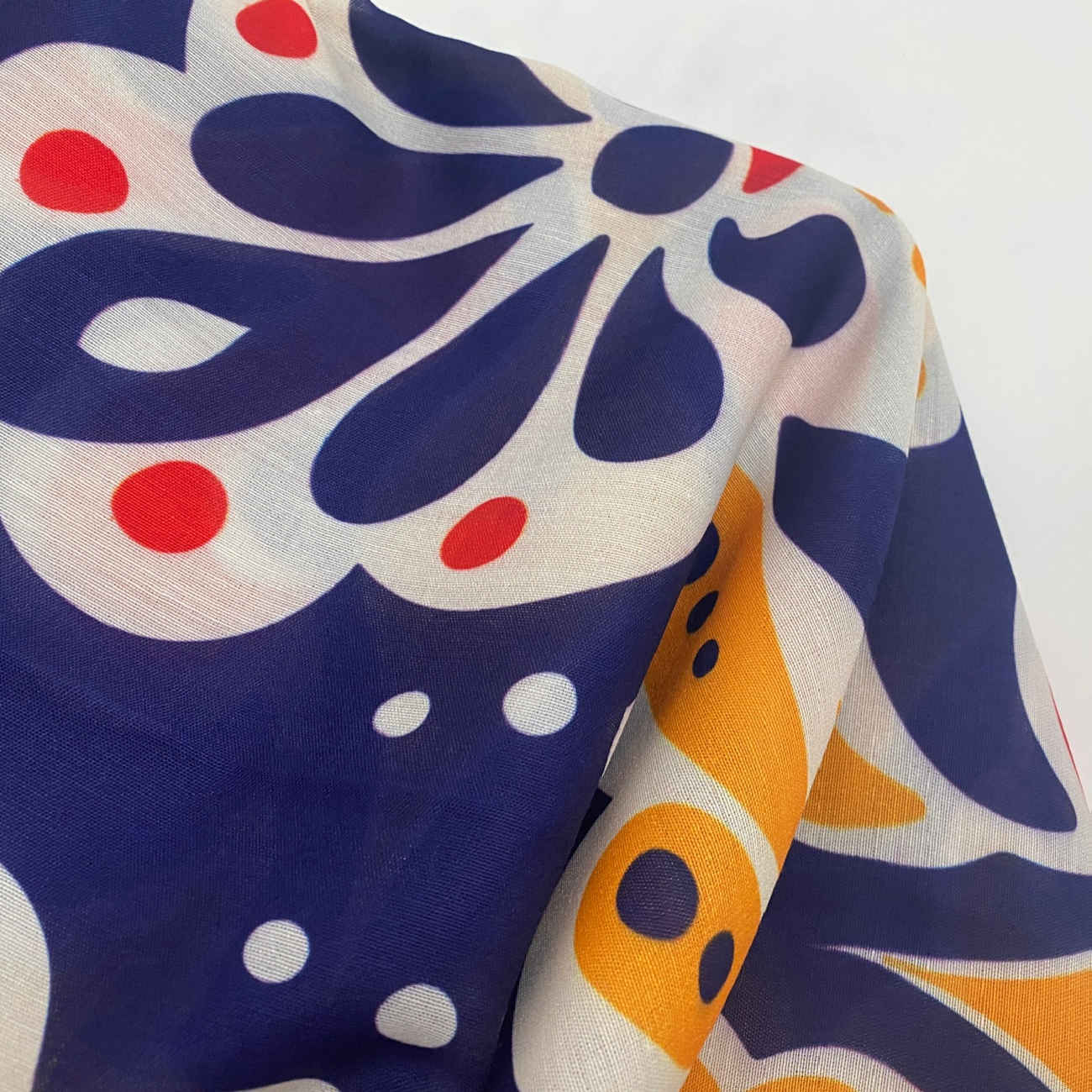 深蓝色围巾配华丽花卉设计 – 适合所有季节的经典风格