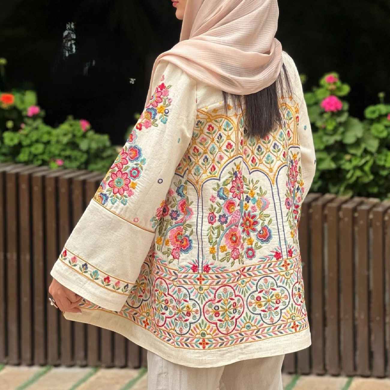 女士亚麻刺绣外套——透气花卉图案