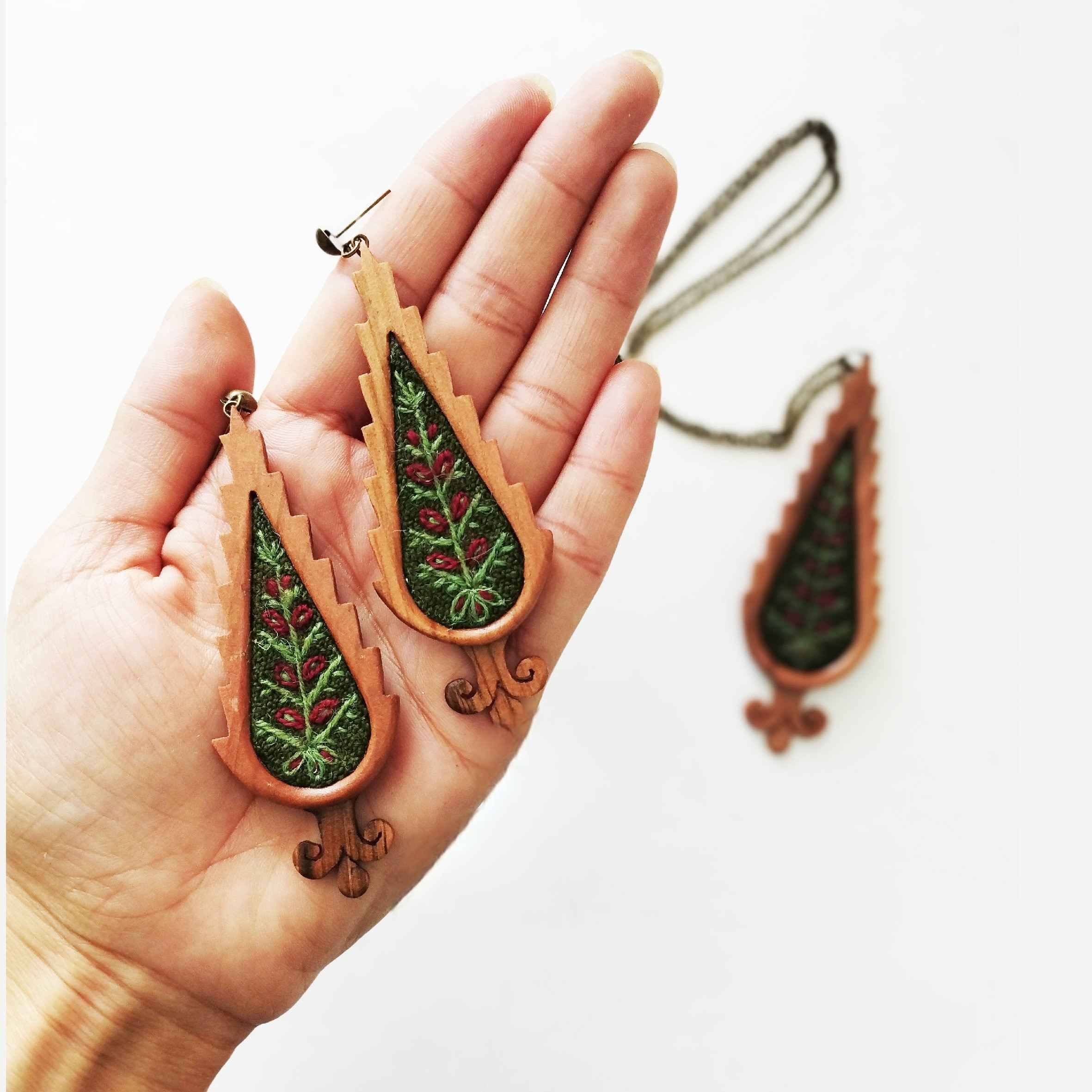 女士手工木质耳环 – 传统刺绣工艺
