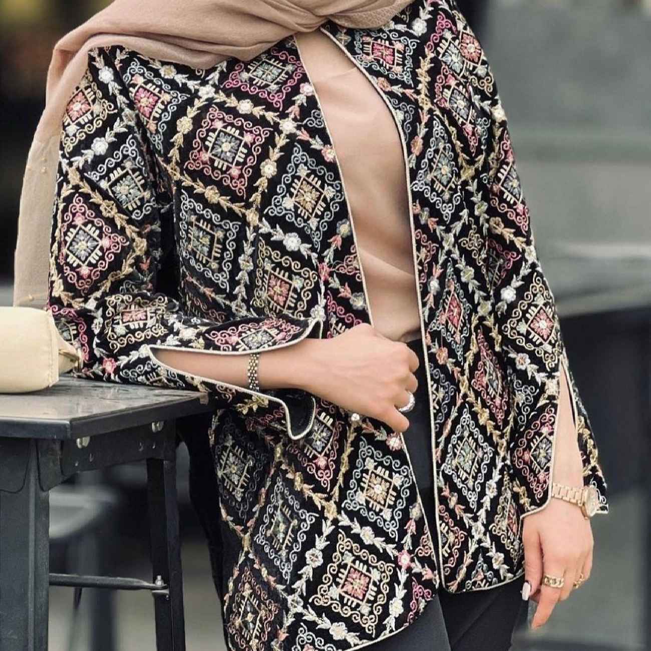 女士亚麻刺绣外套——优雅轻盈款