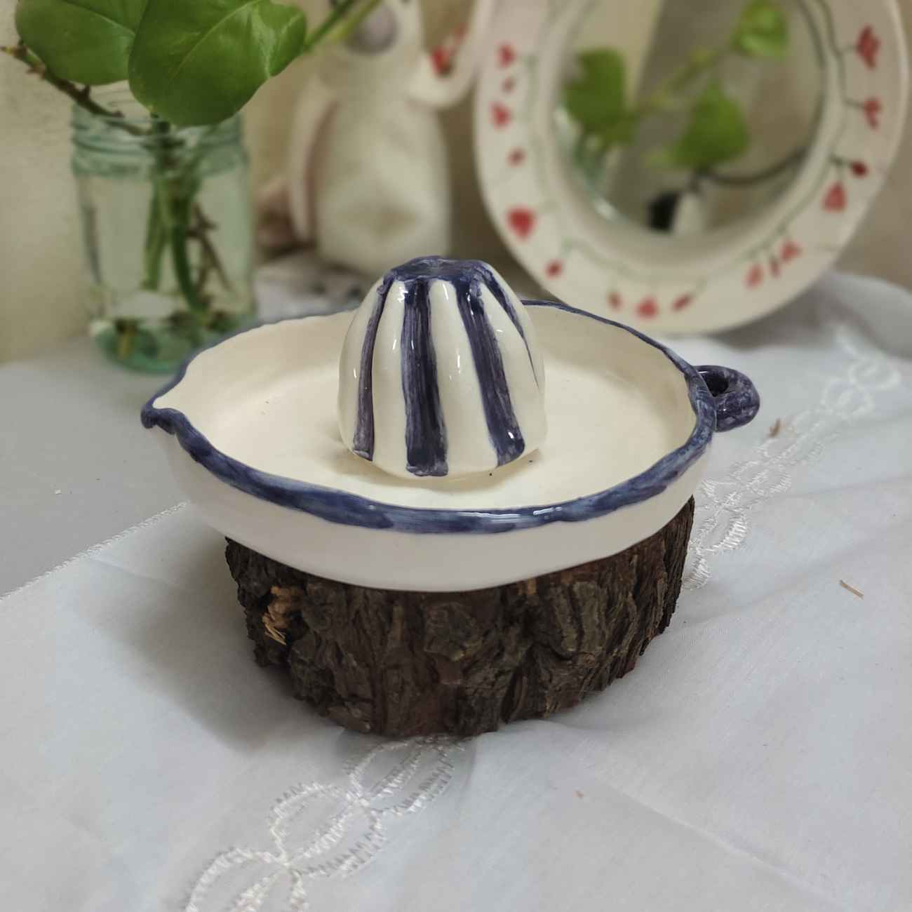波西米亚风陶瓷榨汁器——白色与藏青色手动压榨器