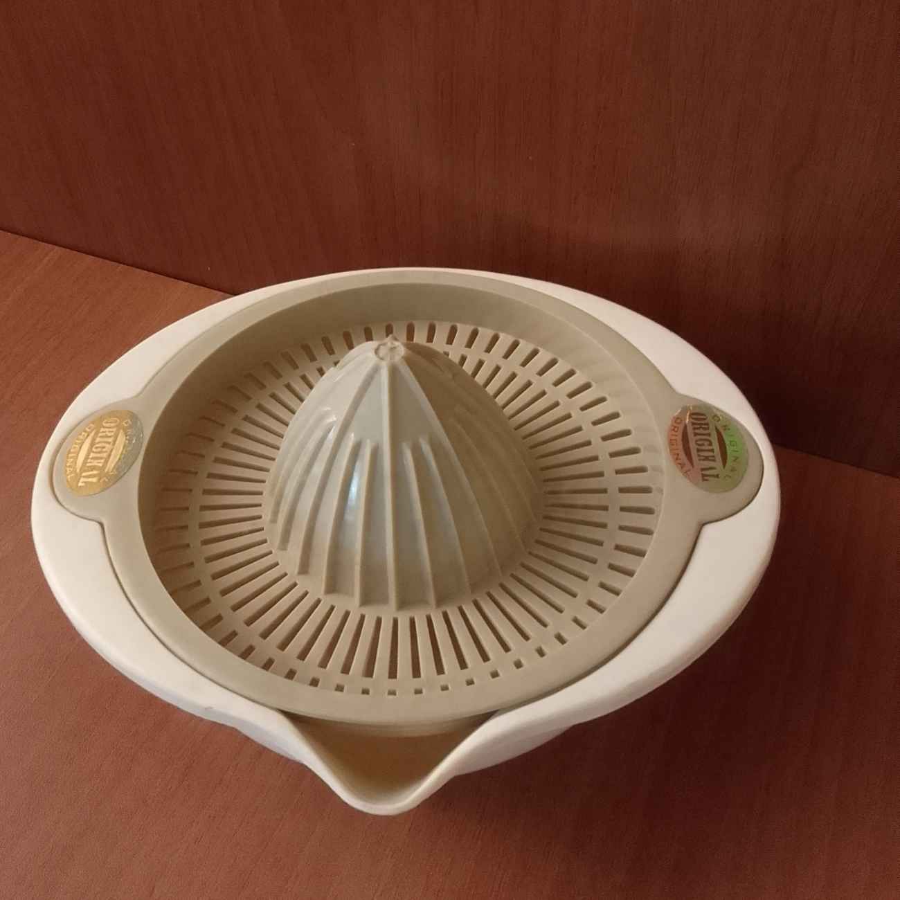 奶油色与棕色塑料手动榨汁器——自然家居风的手压柑橘榨汁器