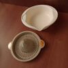 奶油色与棕色塑料手动榨汁器——自然家居风的手压柑橘榨汁器