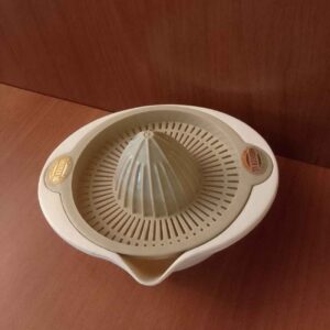 奶油色与棕色塑料手动榨汁器——自然家居风的手压柑橘榨汁器