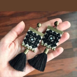 方形波斯刺绣耳饰——黑白雅韵之美