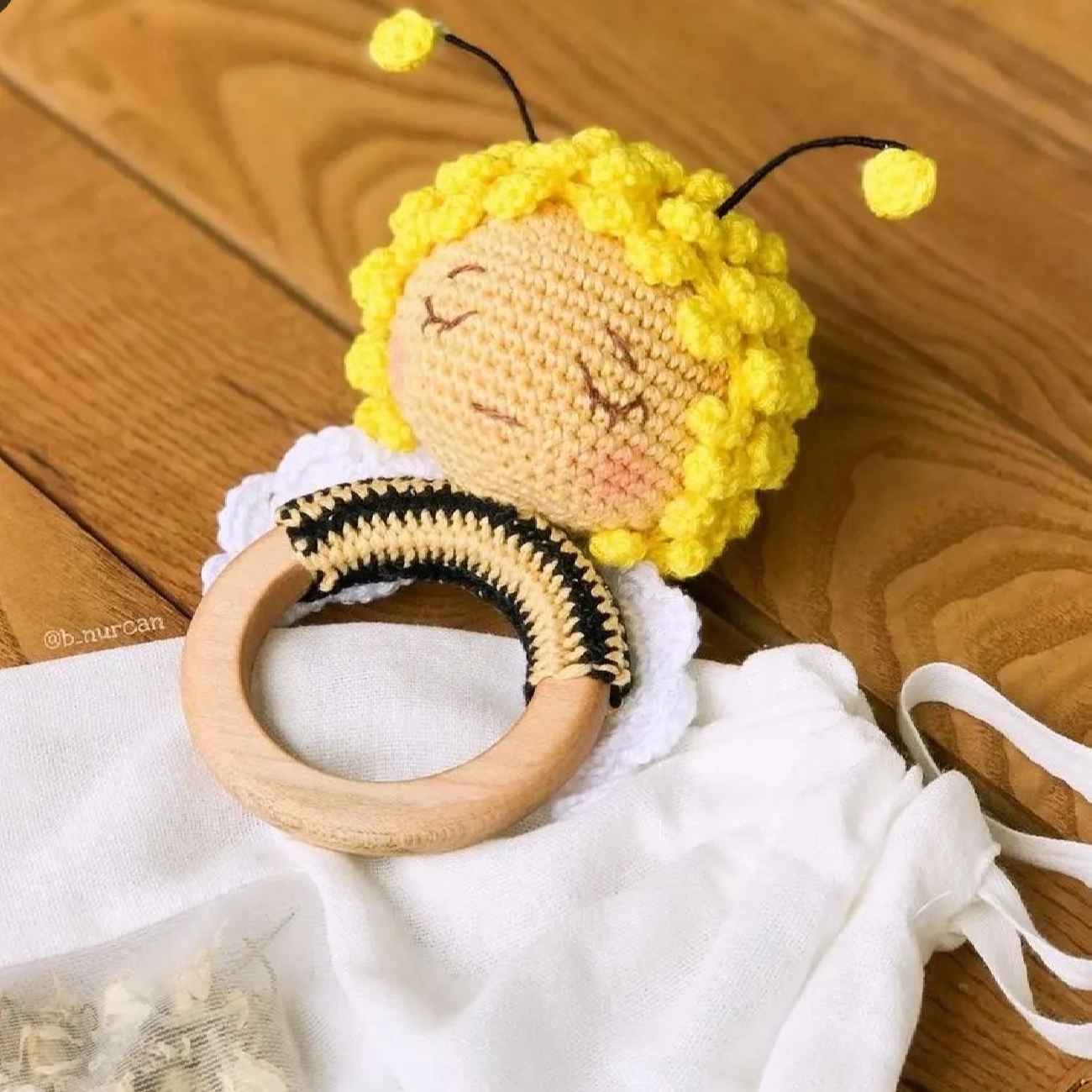 可爱安全针织婴儿摇铃 — 小蜜蜂造型，新生儿及婴儿理想选择